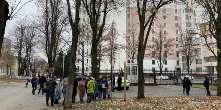 Сегодня днем из здания парламента были эвакуированы все работники. Что случилось? | VIDEO