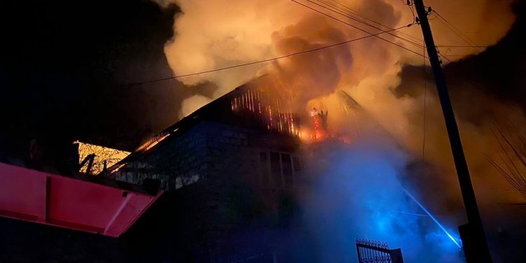 Incendiu devastator, în raionul Orhei. Un bărbat a ajuns la spital, iar casa și garajul său au fost distruse de flăcări