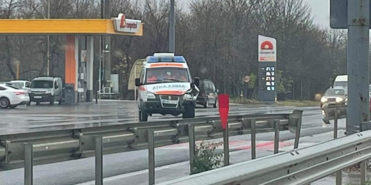 Ambulanță, accidentată la ieșirea din Stăuceni. Detalii de la Poliție