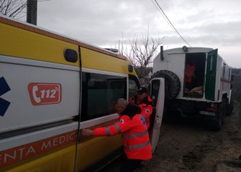 O ambulanță ce se îndrepta spre o pacientă a rămas împotmolită în noroi, la Căușeni. A fost nevoie de intervenția pompierilor