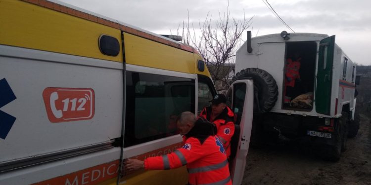O ambulanță ce se îndrepta spre o pacientă a rămas împotmolită în noroi, la Căușeni. A fost nevoie de intervenția pompierilor