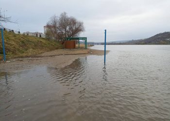 Вода в Днестре прибывает: в Приднестровье приостановлена паромная переправа