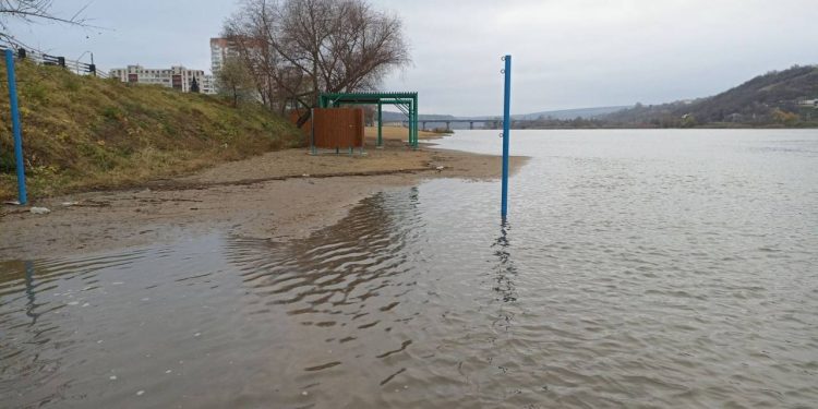 Вода в Днестре прибывает: в Приднестровье приостановлена паромная переправа
