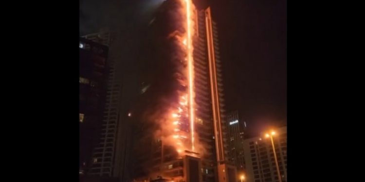 Incendiu puternic la un zgârie-nori din Dubai, aflat lângă Burj Khalifa | VIDEO