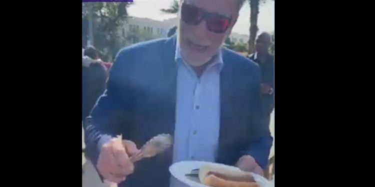 Arnold Scharzenegger a pregătit hotdogi în stradă pentru veteranii americani