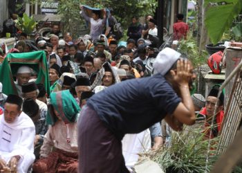 Numărul morților după cutremurul din Indonezia a crescut la 310. Oamenii se roagă pe străzi, lângă moscheile distruse