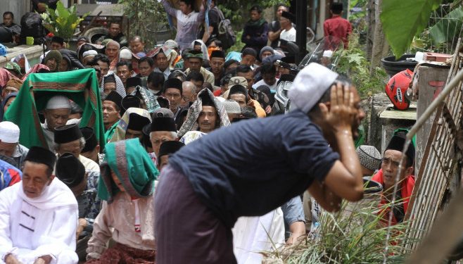 Numărul morților după cutremurul din Indonezia a crescut la 310. Oamenii se roagă pe străzi, lângă moscheile distruse