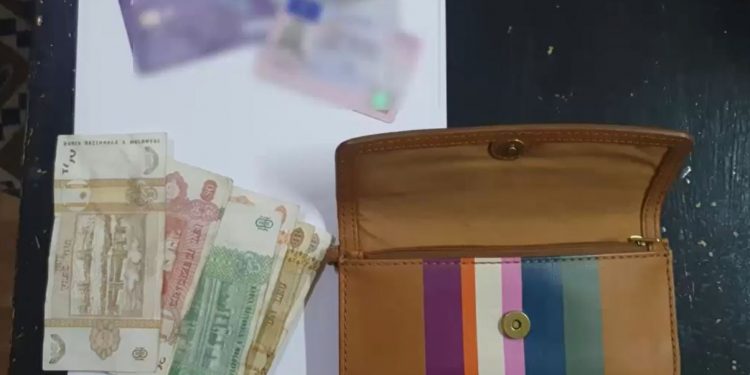 Fiți atenți la pungași! Un bărbat și o femeie, prinși în flagrant în timp ce sustrăgeau bunuri de la călători