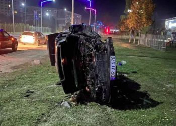 Poliția din Bălți este în căutarea unui șofer care și-a făcut zob mașina, iar apoi a dat bir cu fugiții | VIDEO