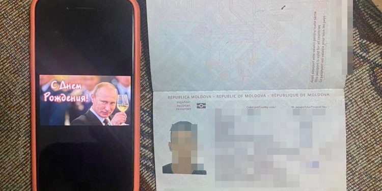 Украинские пограничники остановили гражданина Молдовы из-за картинок в телефоне | FOTO
