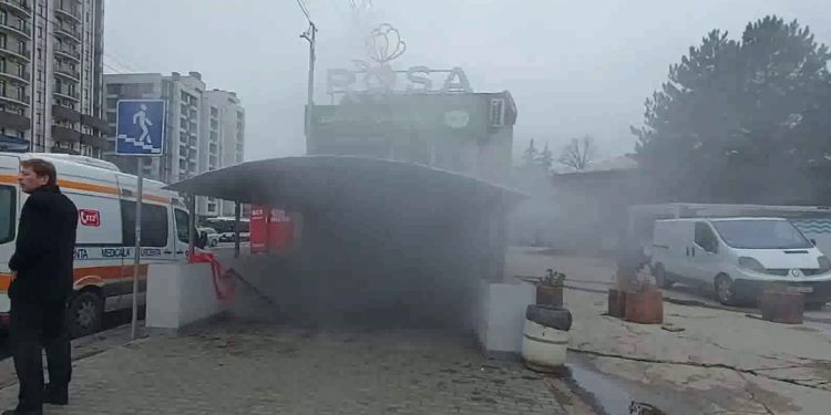 O subterană din capitală a fost inundată cu apă fierbinte: Două femei, salvate de pompieri