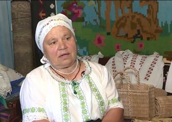 Confecționează coșulețe, scaune și jaluzele din papură. Singurul meșter popular din țară, despre arta împletitului în papură, vânzarea obiectelor, dar și atitudinea tinerilor | VIDEO
