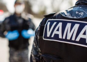 O persoană suspectată de contrabandă și un angajat al Serviciului Vamal –  reținuți pentru introducerea ilegală în țară a articolelor vestimentare de peste 700.000 lei