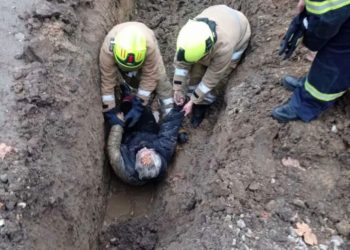 Noi detalii despre femeia salvată de pompieri, la Ungheni. Groapa în care a căzut este pe un șantier de construcție a drumului | VIDEO