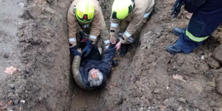 Noi detalii despre femeia salvată de pompieri, la Ungheni. Groapa în care a căzut este pe un șantier de construcție a drumului | VIDEO