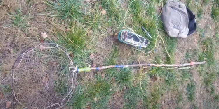 Doi bărbați pescuiau în apele de frontieră cu ustensile conectate la sursă electrică