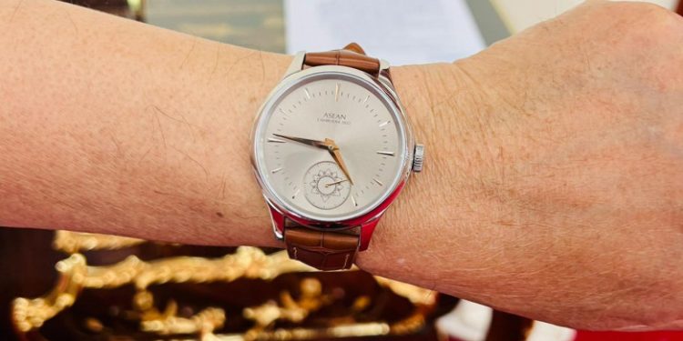 Premierul cambodgian, fan al ceasurilor de lux, oferă ceasuri în ediție limitată participanților la summitul ASEAN. Cât ar putea costa