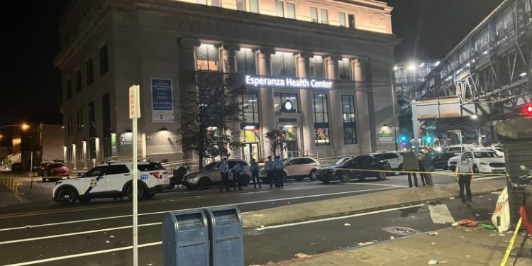 Nouă oameni au fost împușcați în fața unui bar, în Philadelphia. Mai mulți atacatori au tras 40 de gloanțe în mulțime