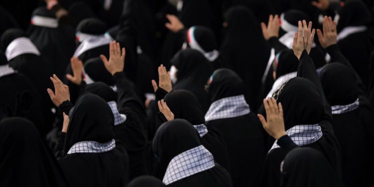 Directorul unei bănci din Iran, demis pentru că a servit o femeie care nu purta pe cap vălul obligatoriu