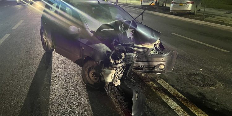 Accident în capitală: Un automobil a fost făcut zob, după ce a intrat într-un stâlp