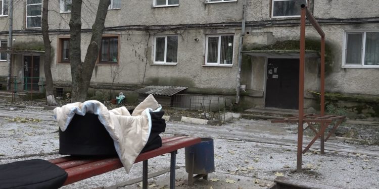 „Era bolnav și mai are un copil”. Poliția a identificat mama care și-a abandonat copilul într-o scară din Bălți