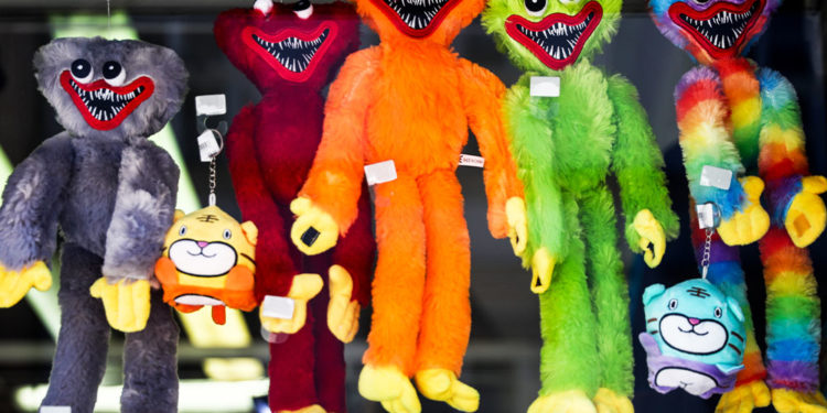 Российские магазины стали снимать с продажи игрушки Хагги Вагги. Их признали небезопасными