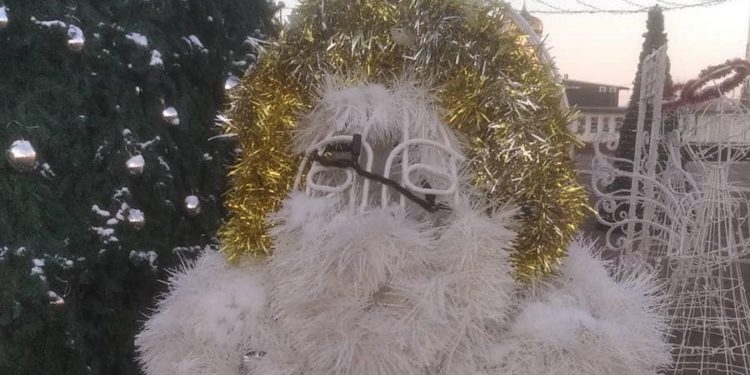 Decorațiunile de Crăciun instalate în centrul orașului Florești, vandalizate: Ce spun oamenii legii