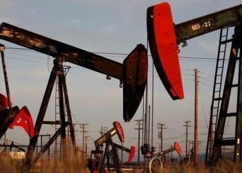 Цена на нефть закрепилась ниже 80 долларов