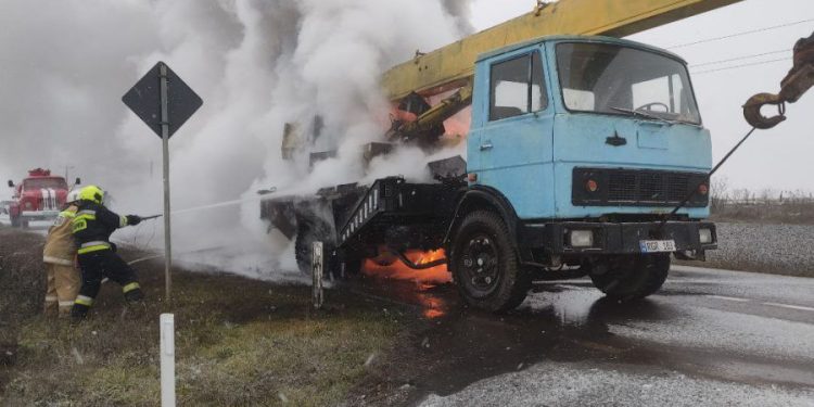 В Гагаузии три пожарных расчета тушили загоревшийся грузовик