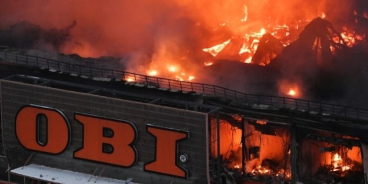 В России в торговом центре «Мега Химки» произошел пожар. Один человек погиб