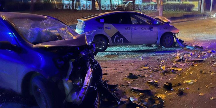 Пять человек пострадали в аварии с участием автомобиля такси, произошедшей в столице