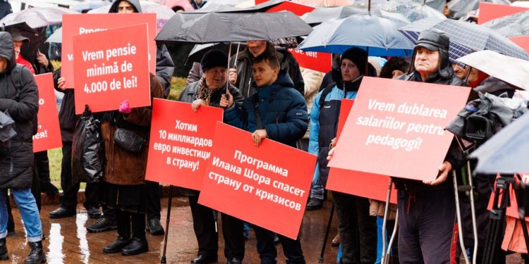 «Мы в отчаянии, нам нечем платить по счетам». Во время пленарного заседания члены и сторонники Партии «ШОР» провели новую акцию протеста перед парламентом | VIDEO