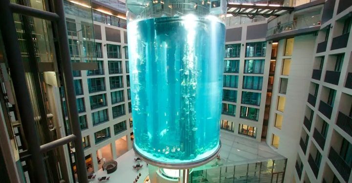 Гигантский аквариум лопнул и затопил отель в центре Берлина