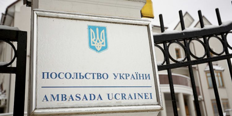 МИД Украины заявил, что в украинские посольства и консульства в семи странах ЕС прислали пакеты со следами крови и глазами животных внутри