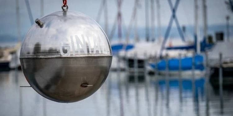 В Швейцарии со дна озера украли шар с 230 литрами джина