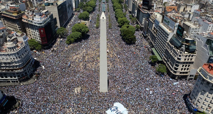 Сборной Аргентины пришлось пересесть на вертолет из-за многомиллионной толпы встречающих