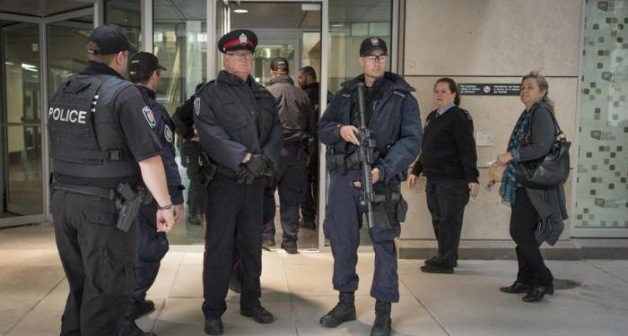 В Канаде восемь девочек-подростков подозревают в убийстве мужчины