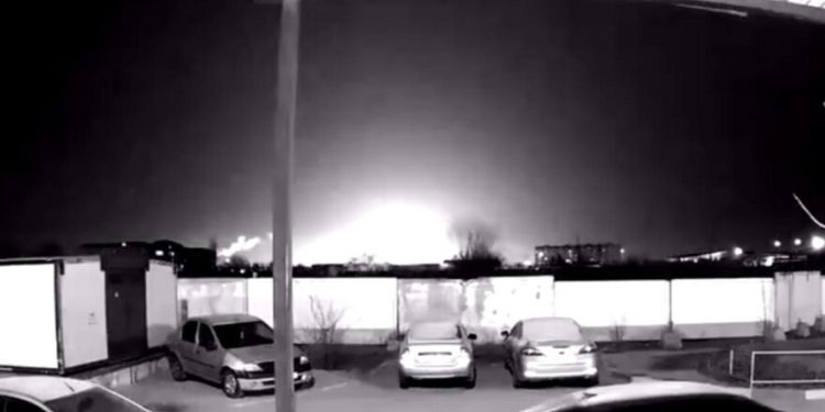 В Саратовской области на военном аэродроме упал беспилотник. Повреждены два самолета