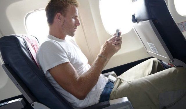 Pasagerii companiilor aeriene din UE vor putea vorbi la telefon în timpul zborului