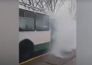 Un troleibuz care transporta 25 de oameni a luat foc din mers în orașul Bender | VIDEO