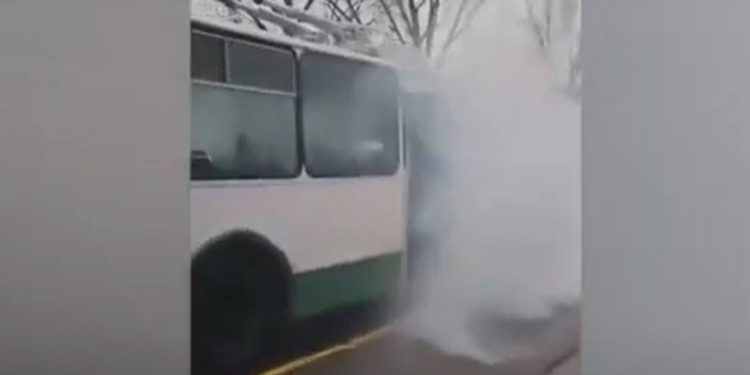 Un troleibuz care transporta 25 de oameni a luat foc din mers în orașul Bender | VIDEO