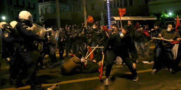 Proteste violente în Grecia după ce un băiat de etnie romă a fost împuşcat în cap de un poliţist