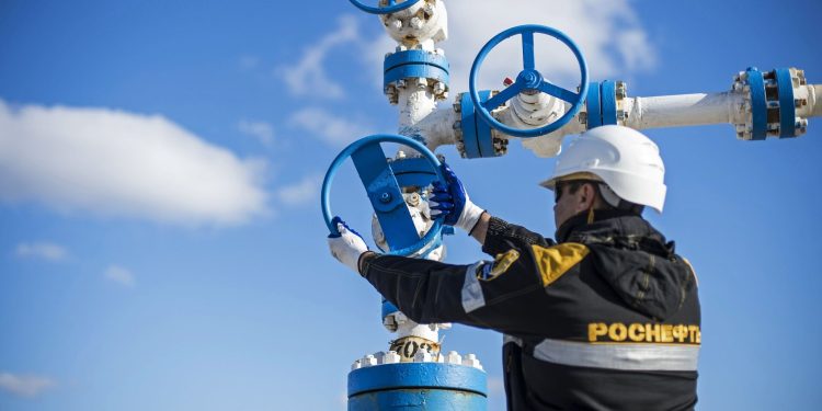 Bloomberg узнал о возможном ответе России на потолок цен на нефть