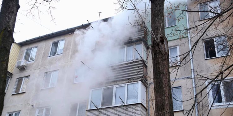 ГИЧС: более 20-ти человек были эвакуированы из-за пожара в многоквартирном доме в Бельцах. 70-летняя женщина госпитализирована | VIDEO