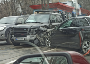 Авария в столице: На одной из улиц столкнулись автомобили марок Mercedes, Honda и Land Rover