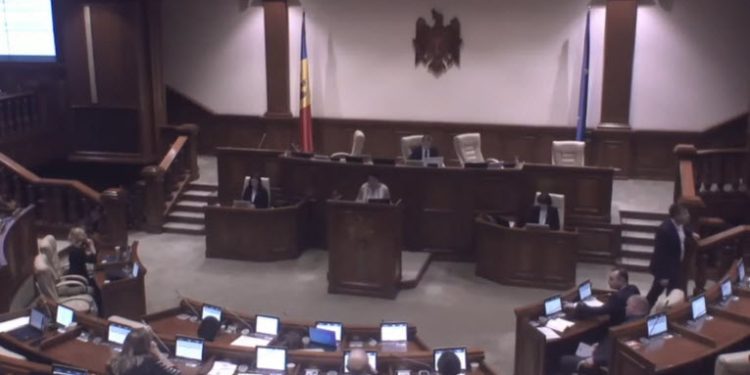 Парламент продлил ЧП в стране еще на 60 дней по предложению правительства. Оппозиция не участвовала в голосовании | VIDEO