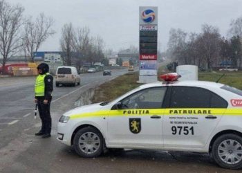 Водителей и пешеходов призывают к осторожности: движение по дорогам осложнено из-за туманов и наледи