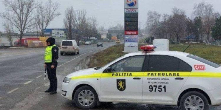 Водителей и пешеходов призывают к осторожности: движение по дорогам осложнено из-за туманов и наледи