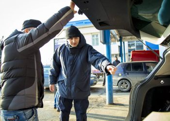 Таможенная служба задержала молдованина, пытавшегося провезти в Украину спрятанные в машине контрабандные товары | VIDEO