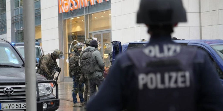 Luare de ostatici într-un mall din orașul german Dresda. Un bărbat de 40 de ani a fost arestat